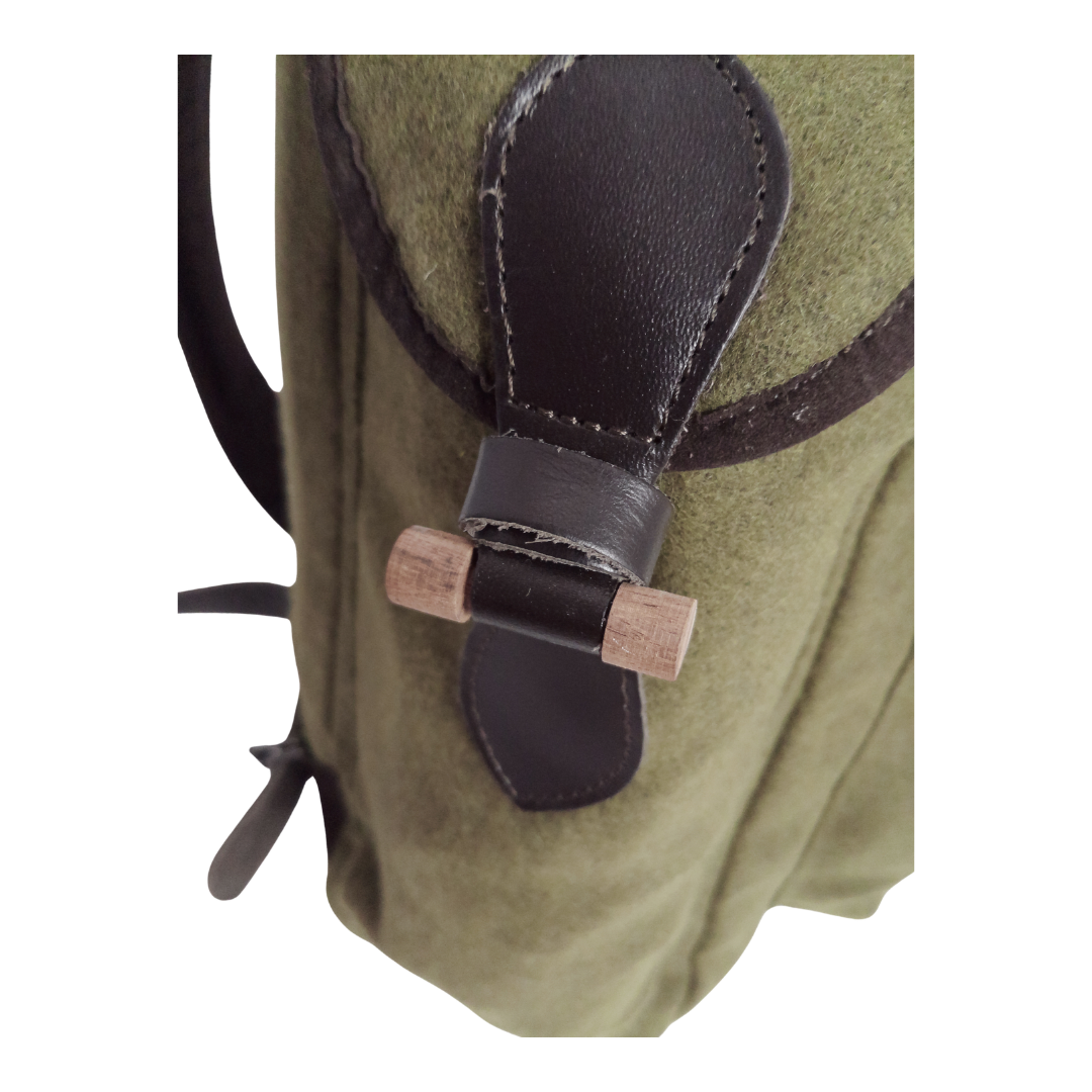 Lodenrucksack mit Knebelverschlüssen